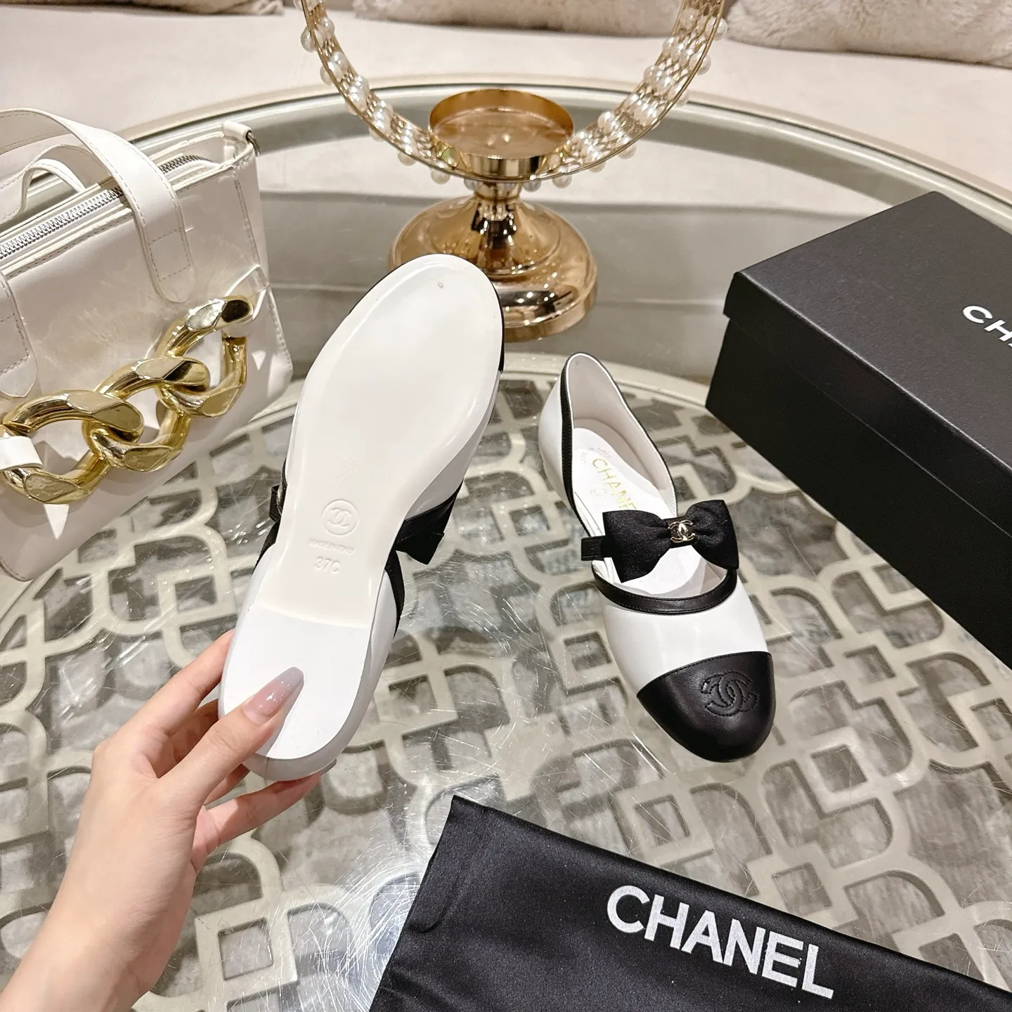 👟👟Ex-factory price 560👟👟 Leather surface [purchasing-grade quality] CHANEL Xiaoxiang 25/A new summer bow-tie shoes 💃 This pair of loafers is really breathtakingly beautiful! Made of cowhide fabric + imported mesh, every detail exudes a sense of high-end ~ classic bow design, Italian genuine leather sole, comfortable and classy on the feet, a perfect must-have for fairies!  🌟 All counters are from the same source! All materials are customized according to the original 1:1, and are developed and patterned from genuine products. The quality is absolutely assured ~ a classic that must be bought every year, a versatile artifact that looks great whether paired with skirts or jeans!  💖 The perfect finishing touch for summer outfits, sisters, just do it! 👉 Fabric: Imported sheepskin Lining: Imported sheepskin Outsole: Private molded outsole Code number: 35-40 (41 customized, non-returnable) Leather surface